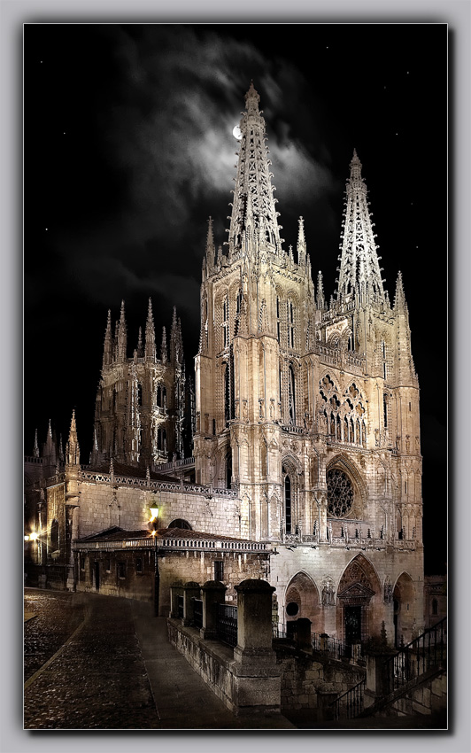 En 1984 la UNESCO declara a la Catedral de Burgos Patrimonio de la Humanidad. El maravilloso templo gtico y su entraable marco forman un conjunto nico, de acusada y original personalidad e insuperable belleza. La contemplacin exterior de esta estampa arquitectnica con las torres y agujas de estilizada gracia gtica elevndose hacia el cielo produce una incontenible admiracin. Las obras fueron iniciadas el 20 de julio de 1221 por iniciativa de Fernando III siguiendo varios modelos franceses. En el siglo XIV se complet el claustro con las capillas aejas. Durante la segunda mitad del siglo XV e inicios del XVI los Colonia aadieron las Torres y el Cimborrio (Reconstruido por Juan de Vallejo). En su interior la baslica consta de 3 espaciosas naves alrededor de las cuales se insertan, en irregular distribucin, trece capillas. Adems hay una nave de crucero elevada a la misma altura que la central formando una cruz latina